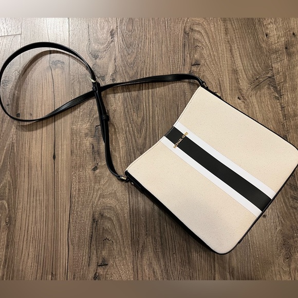 MICHAEL KORS JET SET TRAVEL LARGE MESSENGER CROSSBODY NWT - Picture 4 of 9